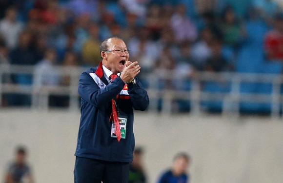 Dù diện áo sơ mi, thắt cà vạt sang trọng nhưng ông cũng không quên khoác thêm chiếc áo đồng phục để thể hiện sự yêu mến đối với Việt Nam.