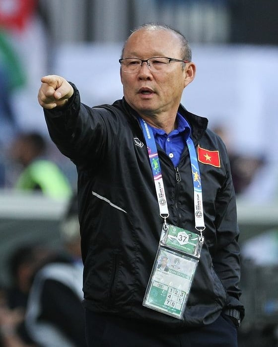 Ngoài ra, ông cũng hay diện áo đồng phục in hình lá cờ đỏ sao vàng.