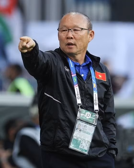 Ngoài ra, ông cũng hay diện áo đồng phục in hình lá cờ đỏ sao vàng.