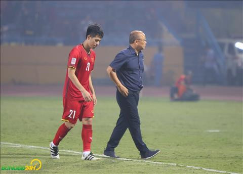 Dù diện sơ mi với quần âu nhưng ông lại chọn giày thể thao giản dị phù hợp với sân cỏ.