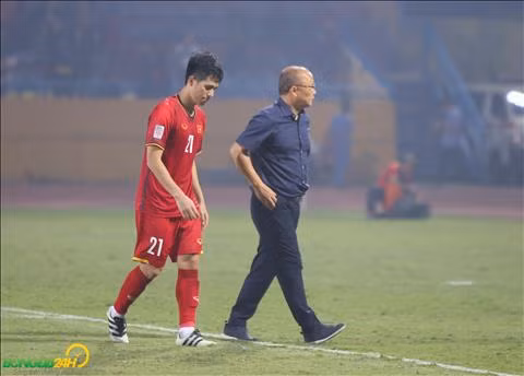 Dù diện sơ mi với quần âu nhưng ông lại chọn giày thể thao giản dị phù hợp với sân cỏ.