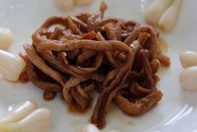 Xá bấu nguyên củ thường dùng để nấu canh. Trước khi chế biến, bạn cần ngâm xá bấu trong nước ấm cho nhả mặn, cắt khoanh rồi nấu cùng xương heo. Canh xá bấu có hương vị đậm đà đặc biệt. Xá bấu cắt sợi lại được sử dụng để chế biến các món xào rất bắt vị và... "tốn cơm". Ảnh: Internet.