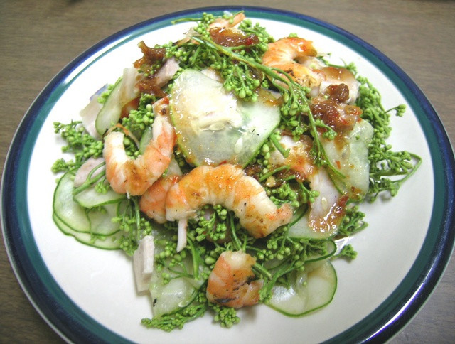 Người miền Tây thường trộn gỏi sầu đâu với khô cá lóc hoặc khô cá sặc nướng xé nhỏ, thêm ít thịt ba rọi luộc thái mỏng. Để thêm vị giòn thanh mát cho món ăn, nhất thiết phải có dưa leo. Sầu đâu có vị đăng đắng, chan chát, nhưng khi nhai thật kỹ, bạn sẽ cảm thấy vị ngọt thanh trong cuống họng, càng ăn lại càng ngon. Ảnh: Internet.