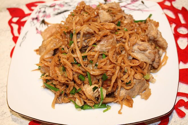 Xá bấu: Nghe tên "xá bấu", nhiều người sẽ cảm thấy lạ lẫm, song đây là món củ cải muối đặc sắc của người Hoa ở Bạc Liêu, nổi danh khắp miền Tây. Xá bấu kết hợp với cháo trắng tuy dân dã nhưng lại khiến nhiều người khó quên. Ảnh: Tin tức miền Tây.