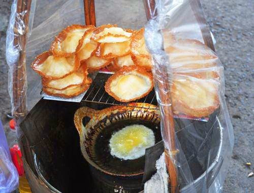 Có hình dạng giống tổ chim yến, món miền Tây này gọi là bánh tổ yến, sau đọc chệch thành bánh tai yến. Bánh tai yến có thể thưởng thức lúc mới chiên xong, còn nóng hổi "vừa thổi vừa ăn" giòn sụm. Ảnh: Cần Thơ Phố.