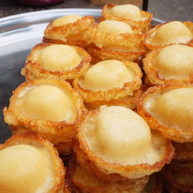 Bánh tai yến: Không chỉ có tên gọi lạ lẫm, bánh tai yến còn có hình dáng ấn tượng. Bánh làm từ đường, nước cốt dừa, bột gạo, bột năng, sữa... Khi cho bột vào chảo dầu nóng để chiên giòn, người chế biến phải thật khéo léo và nhanh tay, động tác dứt khoát mới có thể tạo ra chiếc bánh có hình nón úp ngược độc đáo. Ảnh: Ẩm Thực Sài Gòn. 