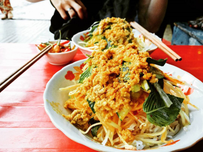 Bún kèn: Là một trong những đặc sản nhất định phải thử khi đến "đảo ngọc" Phú Quốc (Kiên Giang), bún kèn có màu cam đỏ đặc trưng rất bắt mắt, nổi bật. Thành phần không thể thiếu của bún kèn là thịt cá băm hoặc xay nhuyễn sau khi đã lóc hết xương. Ảnh: Yêu Gia Đình.