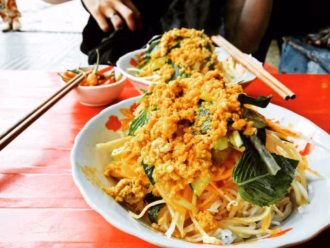 Bún kèn: Là một trong những đặc sản nhất định phải thử khi đến "đảo ngọc" Phú Quốc (Kiên Giang), bún kèn có màu cam đỏ đặc trưng rất bắt mắt, nổi bật. Thành phần không thể thiếu của bún kèn là thịt cá băm hoặc xay nhuyễn sau khi đã lóc hết xương. Ảnh: Yêu Gia Đình.