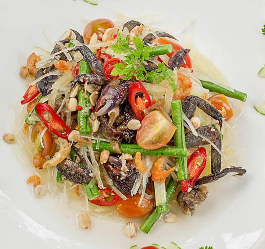 Gỏi ba khía: Về cơ bản, đu đủ bào sợi là "nền tảng" của món gỏi này nhưng thật chất chính nhờ nước trộn được chế biến kì công từ mắm ba khía thì món ăn miền Tây này mới gây được ấn tượng với thực khách. Người ta lấy ba khía giã nhuyễn, vắt lấy nước cốt rồi khử cùng tỏi, ớt để giảm mùi tanh. Ảnh: odacsan.