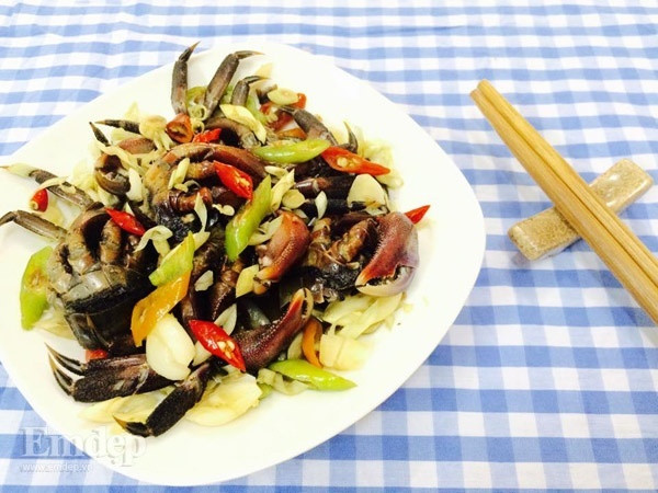 Từng miếng đu đủ quyện đều trong sốt sền sệt và dậy lên mùi thơm nồng rất kích thích. Nếu cảm thấy chưa đủ vị, bạn có thể thêm tôm, thịt nhưng nhất định phải có rau thơm, đậu phộng rang, hành phi để cái bùi béo, the the chốt lại trong miệng một dư vị khó quên. Ảnh: Emdep.