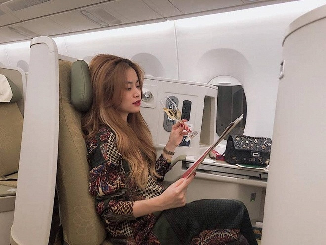 Chỉ vài ngày trước đó, Hoàng Thùy Linh khiến dân tình bất ngờ với mái tóc nhuộm vàng highlight.