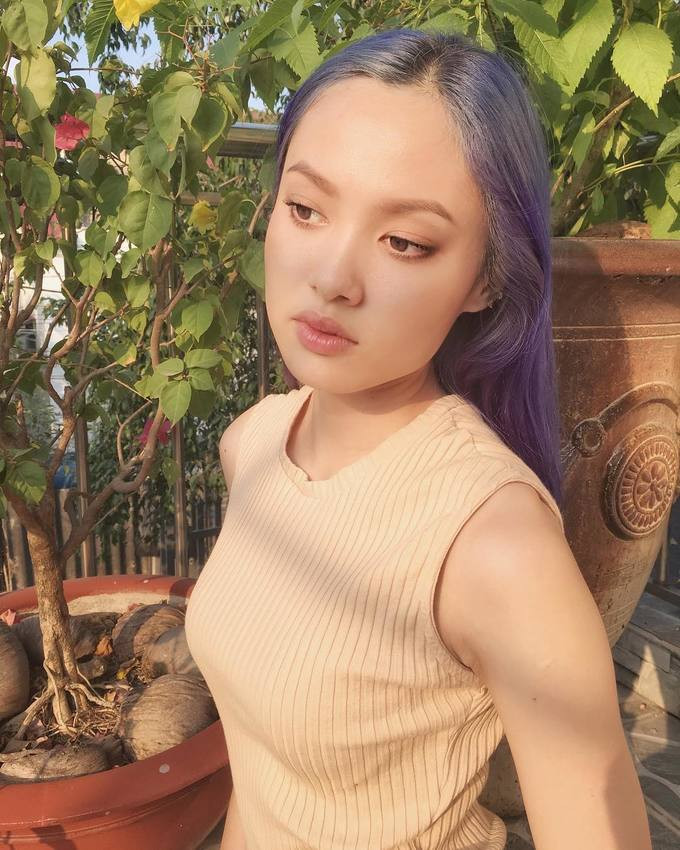 Cô nàng “nấm lùn” Fung La chọn gam màu xanh ánh tím để tạo điểm nhấn cho mái tóc dài duỗi thẳng.