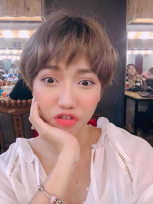 Diệu Nhi cũng tút tát lại nhan sắc bằng kiểu tóc mới nhuộm màu vàng nâu trông thật sành điệu và nhí nhảnh.