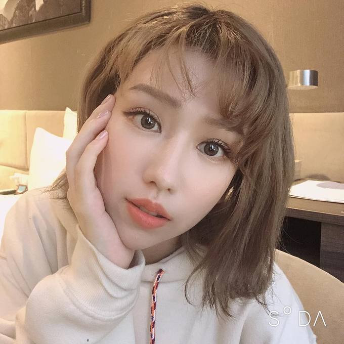 Nữ ca sĩ Min chọn màu tóc nâu khói hot trend từ nhiều năm nay.