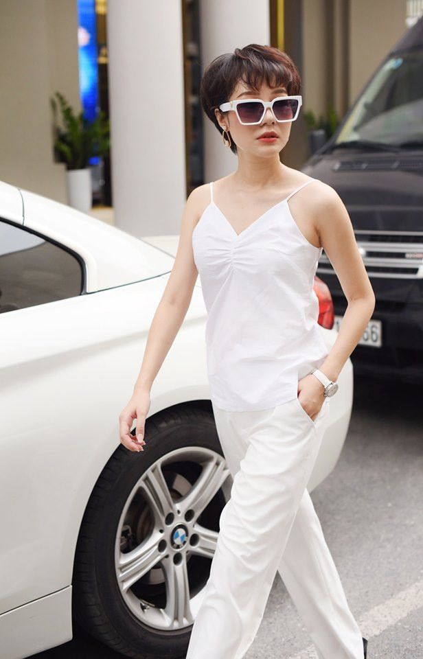 Nữ doanh nhân trẻ nổi bật xuống phố với một "cây đồ trắng" tinh tế.