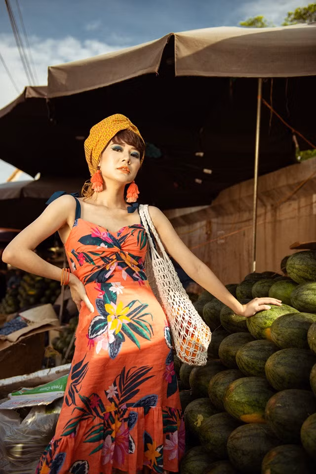 Kim Ngọc mặc váy bánh bèo hoa lá nhưng lại có cách trang điểm cực kỳ cá tính. Ảnh: FBNV.