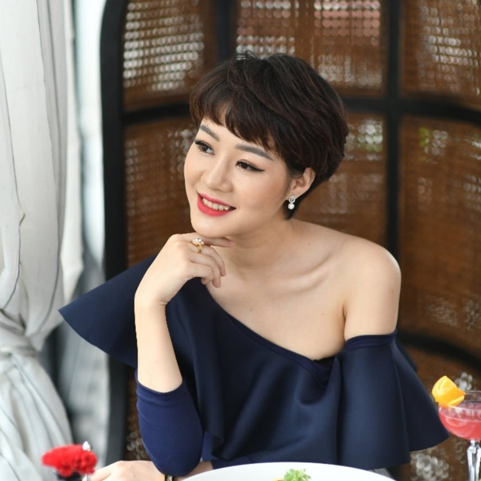 Chiếc váy lệch vai khoe đôi vai trần trắng nõn nà của Kim Ngọc.