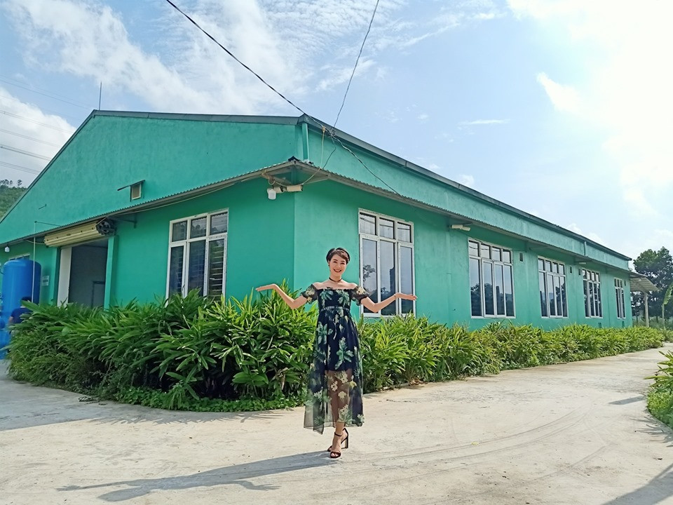 Nữ diễn viên "Về nhà đi con" diện váy "bánh bèo" cũng hết sức nữ tính.