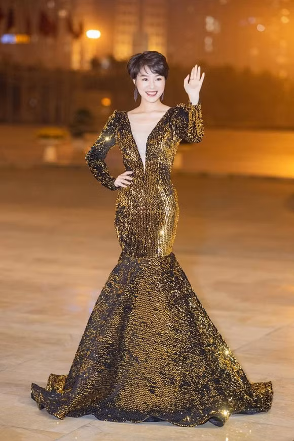 Để tóc tém cá tính nhưng khi diện đồ bó sát hay trang phục gợi cảm, Kim Ngọc vẫn toát lên sự quyến rũ, xinh đẹp hút hồn. 