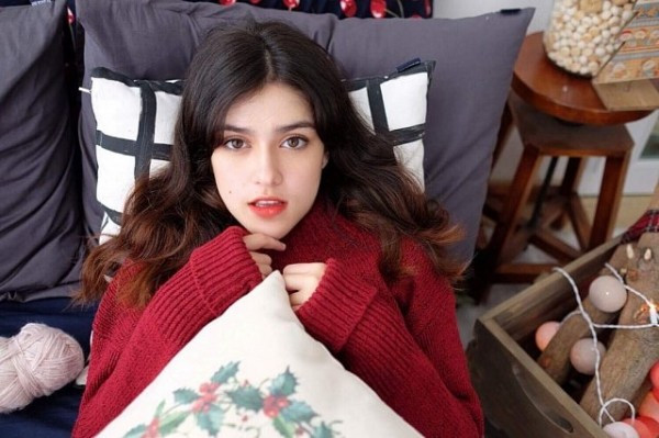 Nữ sinh có cách ăn mặc trẻ trung khá phù hợp với lứa tuổi đi học của mình.