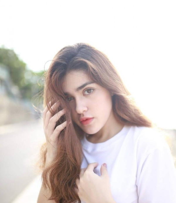 Với gu thời trang trẻ trung và nét lai tây, người đẹp 10X khiến nhiều người bị thu hút. Ảnh: Internet.