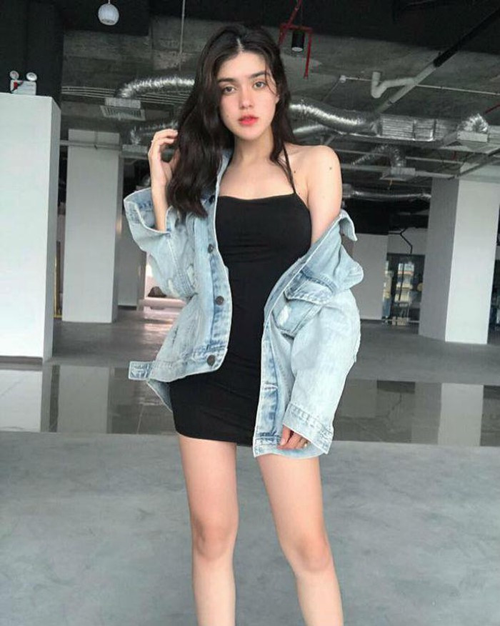 Kiểu váy hai dây kết hợp với áo khoác bỏ mang đến vẻ trẻ trung và cá tính cho cô gái 18 tuổi.