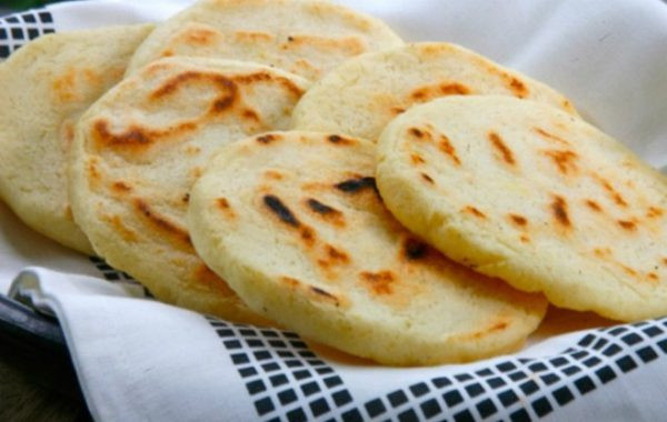 Khi ăn, miếng bánh sắn ngọt nhẹ, bùi bùi đã miệng vô cùng. Ngày càng lạnh, bánh sắn càng ngon, ăn càng vào. Có người bảo rằng tuy dân dã những cái ngon của bánh sắn có thể làm say lòng người. Ảnh: Internet.