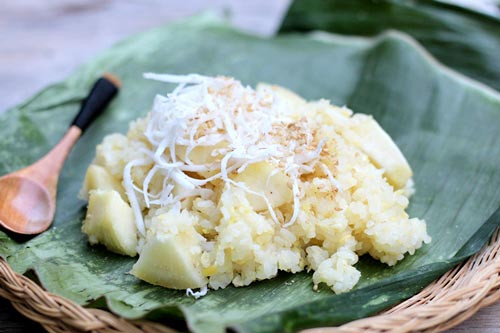 Sắn để nấu xôi phải chọn sắn ngon, thái thành miếng nhỏ, trộn đều với gạo nếp rồi đồ như xôi bình thường. Mở nồi xôi sắn đồ kĩ, thấy thơm ngan ngát mùi gạo, mùi sắn, khi ăn, có vị bùi rất đặc trưng của củ sắn.