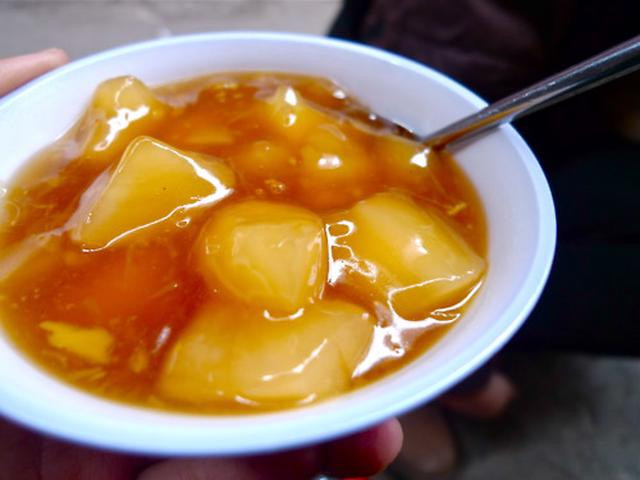 Chè sắn: Còn ở miền Bắc, khi bắt đầu vào những ngày mùa thu se lạnh, người ta có thể thưởng thức món chè sắn nóng hổi, thơm ngậy.