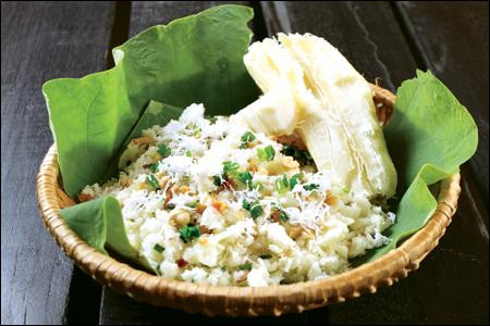 Xôi sắn: Món xôi sắn dân dã nhưng rất khó tìm bởi ít nơi bán. Món ngon này không phổ biến như xôi xéo, xôi ngô, xôi lạc. Tuy vậy về độ ngon, xôi sắn không hề kém cạnh chút nào, thậm chí về hương vị còn có phần đặc sắc hơn.