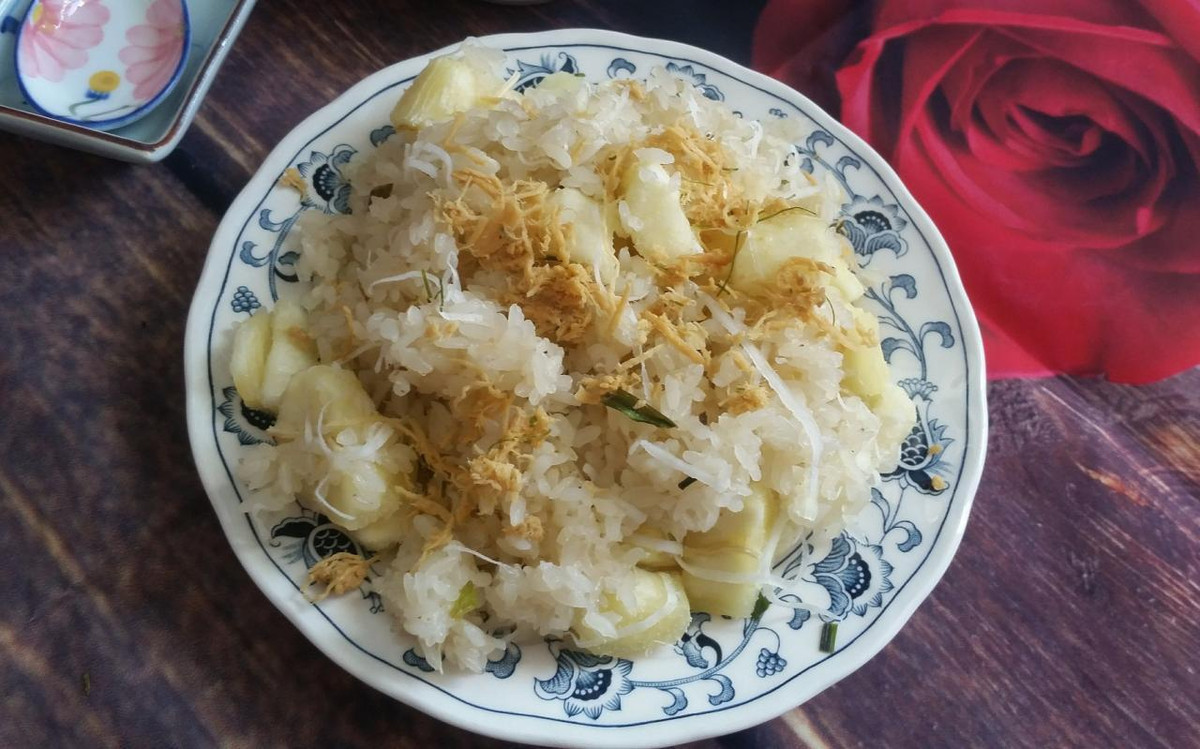 Dù xôi sắn ăn không đã ngon, nhưng để tăng vị cho món ăn, người bán thường sẽ chuẩn vị thêm mỡ hành, hành phi, chút ruốc. Thậm chí có hàng còn chuẩn bị thêm cả thịt băm, giò, chả để khách có thêm lựa chọn. Khi ăn, xôi sắn bùi kết hợp cùng mỡ hành ngậy, hành khô giòn thơm, lâu lâu có thêm chút đậm đà của ruốc càng dễ khiến người ta ngây ngất.