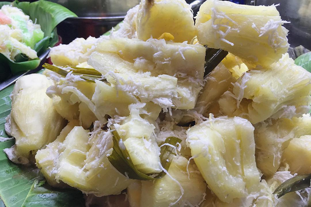 Sắn hấp: Các gánh hàng rong bán ngô, khoai, sắn hấp đã trở thành một phần đặc trưng của mùa đông Hà Nội. Món ăn từ củ sắn này cực kỳ dân dã, rẻ tiền và ngon miệng.