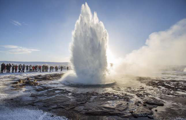 Mạch nước phun trào Strokkur Geyser ở Haukadalsvegur, Iceland. Cứ mỗi 5-10 phút lại có một mạch nước phun trào và cột nước này có thẻ cao tới 40m.