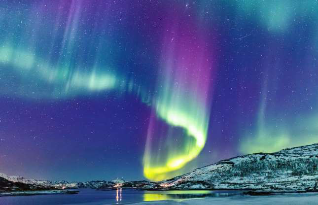 Aurora Borealis, còn gọi là Bắc Cực quang. Chúng ta có thể chiêm ngưỡng những dải ánh sáng ma mị, đẹp kỳ ảo mà mẹ thiên nhiên ban tặng này ở Na Uy, Canada và Iceland.
