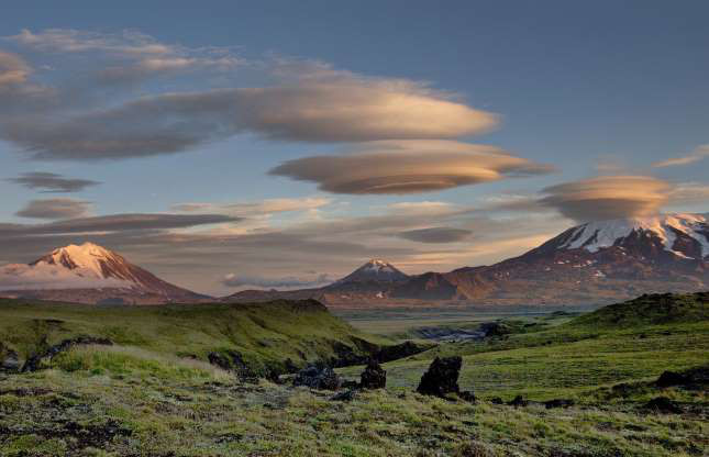 Những đám mây thấu kinh ở Kamchatka, Nga. Những đám mây trông như UFO này được tạo thành khi gió thổi qua những ngọn đồi và những rặng núi trên bán đảo.