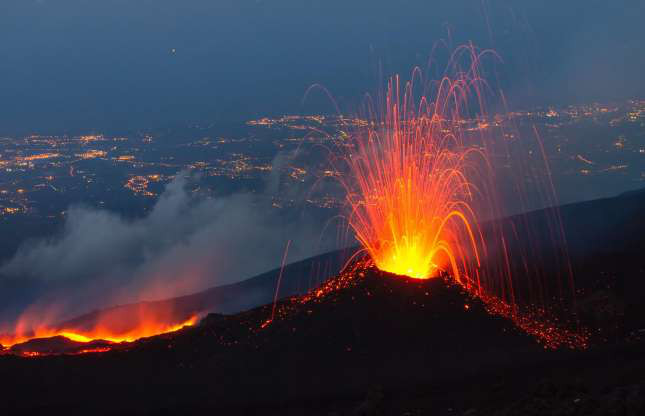 Núi lửa Etna ở Sicily, Italy phun trào. Đây là một trong những núi lửa hoạt động mạnh nhất ở châu Âu và hoạt động thường xuyên suốt hàng nghìn năm qua.