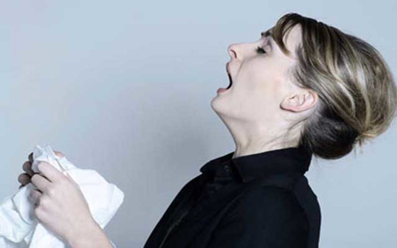 Che miệng khi ho hoặc hắt hơi: Ho hoặc hắt hơi có thể làm lây lan các mầm bệnh thông qua các giọt nhỏ li ti trong không khí. Các khuyến cáo y tế hiện nay chỉ ra nên che miệng của bạn bằng cánh tay, tay áo, hoặc che bằng khuỷu tay, không nên sử dụng bàn tay để che miệng, nó rất dễ làm vi khuẩn lây lan.