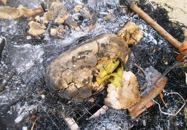 Đất sét dùng trong món ăn cũng phải được mang từ bờ sông về, nhào với nước sao cho vừa đủ dẻo để làm tăng sự kết dính. Kỹ thuật đắp đất sét cũng quyết định đến chất lượng món ăn. Phải đắp làm sao cho vừa bo tròn đều con gà và vừa đủ dày để nướng chín thịt.