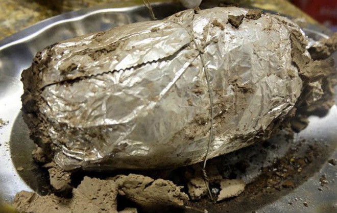 Nướng gà bằng rơm trong khoảng 2 giờ đồng hồ và phải giữ lửa liên tục, như thế hơi nóng mới đủ sức lan tỏa làm chín món từ bên trong. Dần dần, miếng đất dẻo dính ban đầu sẽ trở nên khô lại, săn cứng. Tuy bề ngoài trông chẳng ưa nhìn nhưng "cực phẩm" bên trong chắc chắn sẽ làm bạn thích thú.