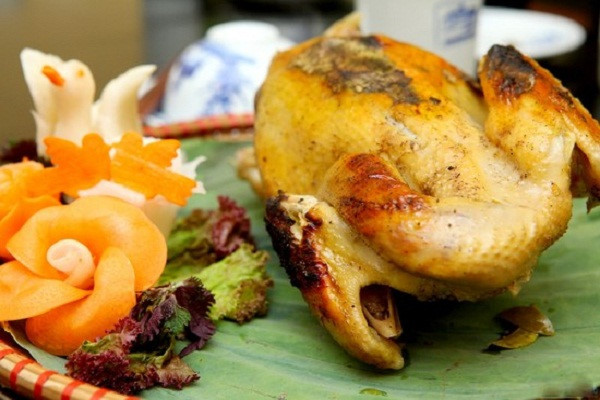 Gà nướng đất sét được nhiều người gọi vui là gà cái bang, chắc có lẽ một phần vì cách chế biến cùng với hình dáng bên ngoài của món trông có phần "bần hàn". Thế nhưng, đối với người bản xứ, món ăn này được xếp vào hàng cực phẩm.