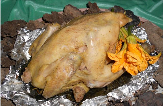 Thớ thịt chắc ngọt, càng nhai lâu càng thấy hấp dẫn bởi mùi thơm, vị ngọt đọng lại nơi đầu lưỡi. Lớp da thì giòn ngậy đan xen trong cái ẩm mềm, đậm đà làm bật lên hương vị món thêm đủ đầy, phong phú hơn.