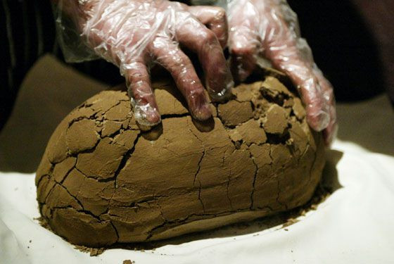 Gà sau khi bắt về đem làm sạch, khoét một lỗ tại vị trí phao câu rồi khéo léo móc hết ruột ra. Ruột gà lại được tỉ mỉ làm sạch, ướp gia vị cho thấm, riêng phần tiết thì để cho đông rồi cho lại vào bụng gà cùng với bộ lòng.