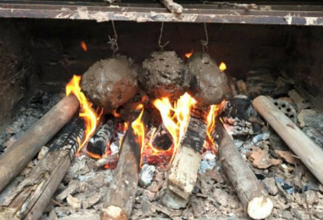 Trong quá trình chế biến, người ta thường cho thêm lá chanh và sả băm vào bụng gà để khử đi mùi tanh. Khi gà đã ngấm gia vị, người chế biến tiếp tục lấy lá sen hoặc lá chuối già bọc kín gà rồi đắp đất sét lên.