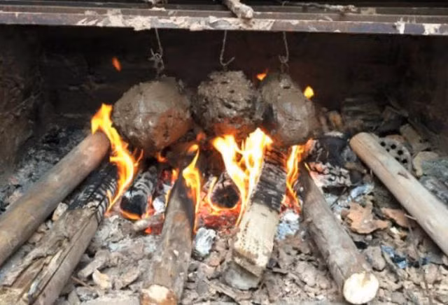Trong quá trình chế biến, người ta thường cho thêm lá chanh và sả băm vào bụng gà để khử đi mùi tanh. Khi gà đã ngấm gia vị, người chế biến tiếp tục lấy lá sen hoặc lá chuối già bọc kín gà rồi đắp đất sét lên.