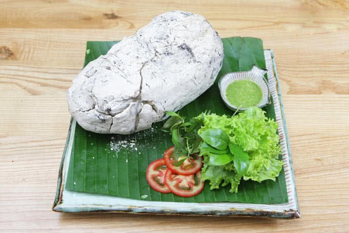 Tách phần đất, mở lớp lá chuối, ai cũng bị ngất ngây bởi mùi thơm ngào ngạt dậy lên làm rung động mọi giác quan. Phần thịt gà trắng ngần, lớp da óng ả còn ứa nước mỡ bóng bóng chỉ cần nhìn thôi cũng thấy quyến rũ. Chẳng cần cầu kì trong các món ăn kèm, chấm thêm muối tiêu, rau răm rồi từ tốn thưởng thức hương vị tự nhiên lan tỏa đầy tinh tế.