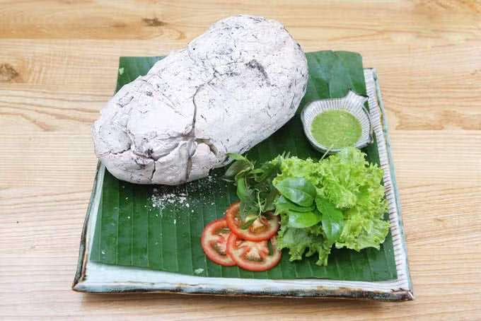 Tách phần đất, mở lớp lá chuối, ai cũng bị ngất ngây bởi mùi thơm ngào ngạt dậy lên làm rung động mọi giác quan. Phần thịt gà trắng ngần, lớp da óng ả còn ứa nước mỡ bóng bóng chỉ cần nhìn thôi cũng thấy quyến rũ. Chẳng cần cầu kì trong các món ăn kèm, chấm thêm muối tiêu, rau răm rồi từ tốn thưởng thức hương vị tự nhiên lan tỏa đầy tinh tế.