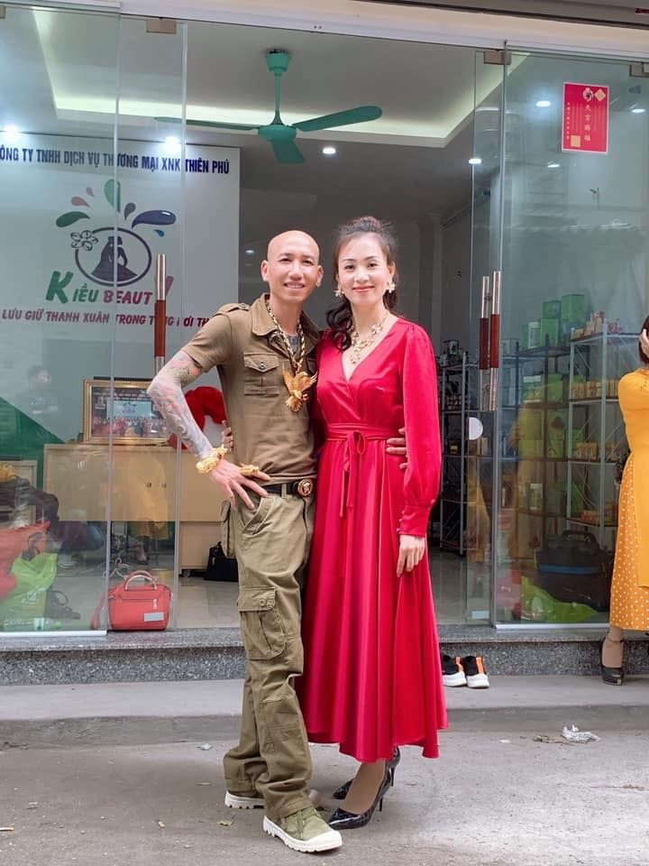 Quang cao thuoc khong giay phep, vo chong ca si Phu Le bi dieu tra