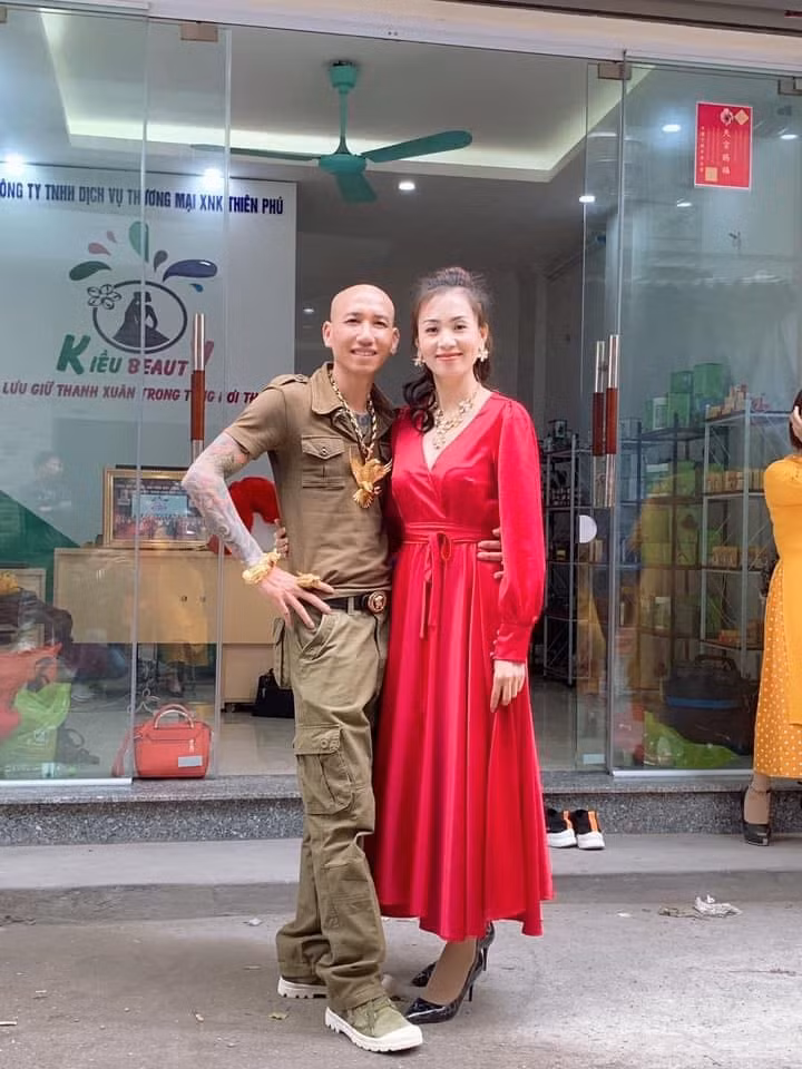 Quang cao thuoc khong giay phep, vo chong ca si Phu Le bi dieu tra