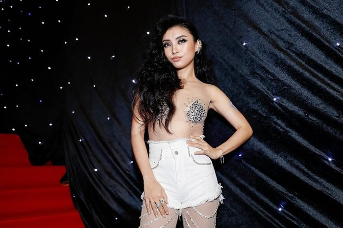 Không biết vô tình hay cố ý, Tiêu Châu Như Quỳnh đã biến mình thành "thảm họa thời trang" của năm 2018 khi mặc bộ quần áo xuyên thấu này.