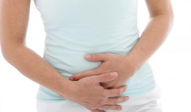 Nguy cơ gây vô sinh ở nữ giới: Tử cung nằm ngay phía sau bàng quang. Do đó nếu bạn nhịn tiểu lâu khiến bàng quang tích trữ quá nhiều nước và phình to ra gây chèn ép tử cung làm cho tử cung ngã về sau. Nhiều lần như thế thì tử cung sẽ khó trở về vị trí cũ dẫn đến nguy cơ vô sinh cao.